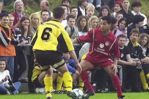 Vor 25 Jahren waren die FCK-Profis letztmals in Hermersberg, damals noch mit Ratinho, der hier den Hermersberger Marco Kiefer au