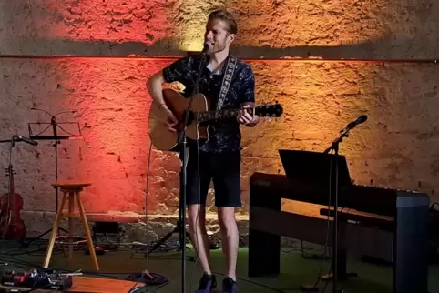 Der Singer- und Songwriter Hannes Weber wird das „Hof.Kultur.Festival“ in Mutterstadt eröffnen. 