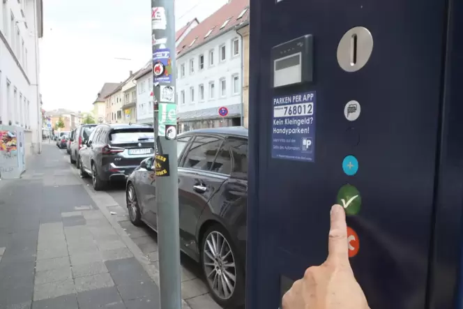 Wer künftig den grünen Haken am Automaten drückt, ohne ihn zuvor mit Geld gefüttert zu haben – hier in der Königstraße, erhält d Wer künftig den grünen Haken am Automaten drückt, ohne ihn zuvor mit Geld gefüttert zu haben – hier in der Königstraße, erhält d