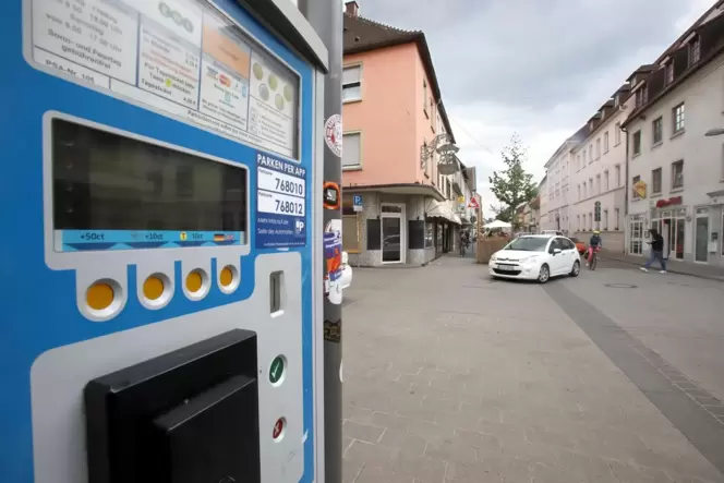 Die Funktion der Brötchentaste muss an den Parkautomaten in der König- und in der Waffenstraße eingerichtet werden. Dann ist der Die Funktion der Brötchentaste muss an den Parkautomaten in der König- und in der Waffenstraße eingerichtet werden. Dann ist der