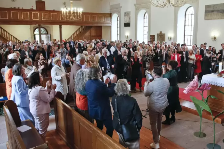 Zum Abschluss spielten und sangen Bernd Nickaes und Daisy Black „Sing Hallelujah“. 