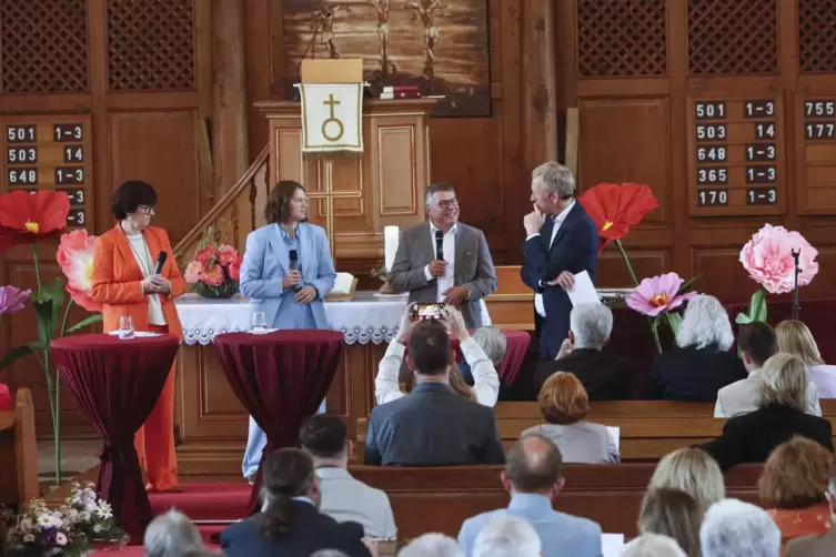 Die Betreiberfamilie Christiane, Franziska und Edelbert L&ouml;sch (von links) mit Moderator Martin Seidler. 