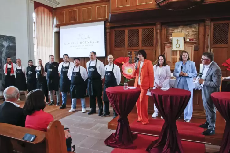 &bdquo;Das Gold unserer Branche&ldquo; nannte Christiane L&ouml;sch aktuelle und fr&uuml;here Mitarbeiter aus der K&uuml;che und der Patisserie. 