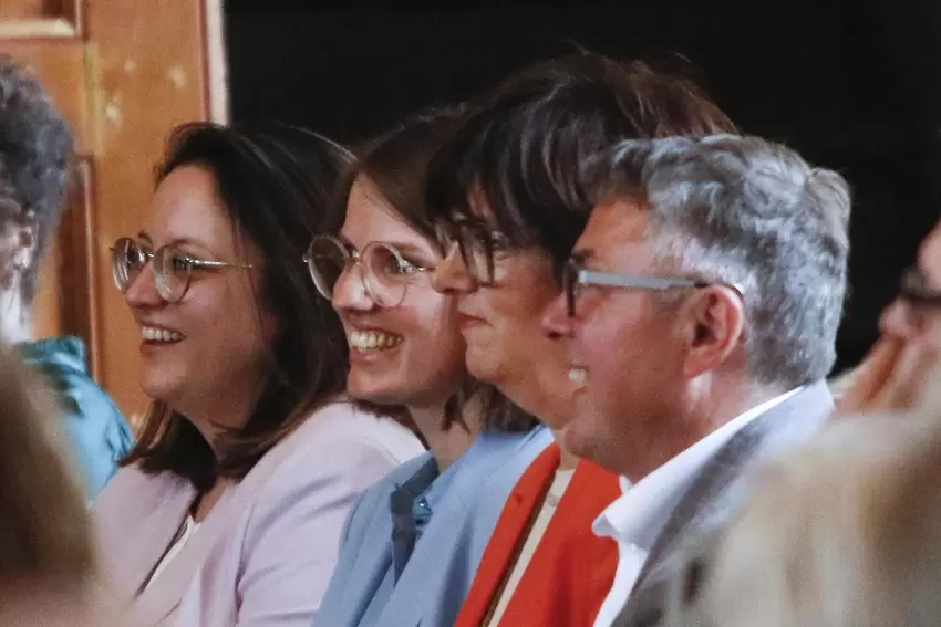 Die stellvertretende Hotelleiterin Jasmin Knobloch (links) neben der Betreiberfamilie.