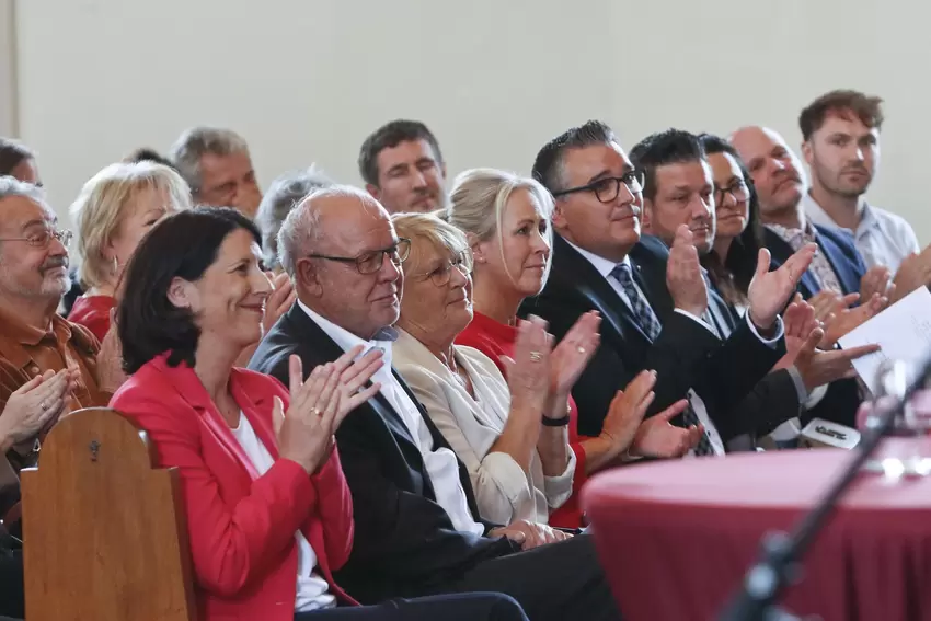 Die rheinland-pfälzische Wirtschaftsministerin Daniela Schmitt (vorne links) hielt die Festrede.