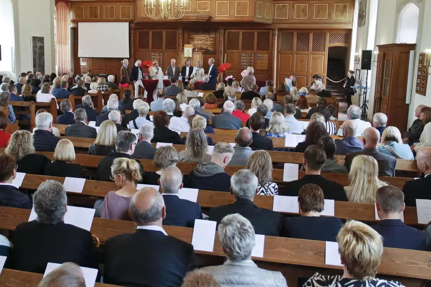»Ich hab’ fast das Gefühl, es ist Weihnachten. Die Kirche ist voll«, sagte Moderator Martin Seidler, hier hinten rechts in der T