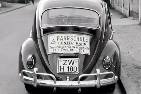 Der Käfer, mit dem alles begann: 1965 eröffnete Günter Hahn seine Fahrschule in der Zweibrücker Maxstraße. Schon zwei Jahre spät