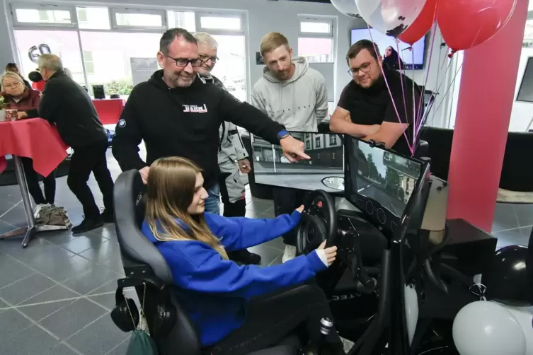 Steht seit Freitag in doppelt so gro&szlig;en R&auml;umlichkeiten: der Fahrsimulator, in dem hier die 17-j&auml;hrige Fahrsch&uuml;lerin Stefanie Has