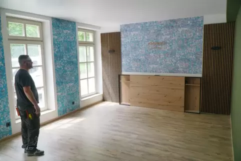 In einem der Zimmer, die fast fertig sind, ist der Fliesenleger Peter Knerr tätig. In einem der Zimmer, die fast fertig sind, ist der Fliesenleger Peter Knerr tätig.