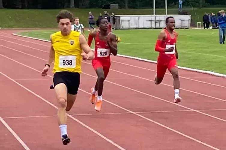 Noch zwei Schritte, und der zweite Pfalztitel f&uuml;r den Neustadter Constantin Rau (links) im 200-Meter-Rennen ist perfekt. 