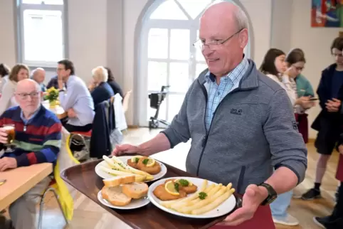 Gerald Denk, Vorsitzender des Turnvereins, serviert in der Festhalle in Dudenhofen im Minutentakt Spargelgerichte.