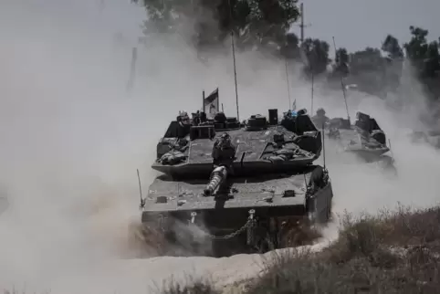 Ein israelischer Panzer fährt an der südlichen Grenze Israels zum Gazastreifen.