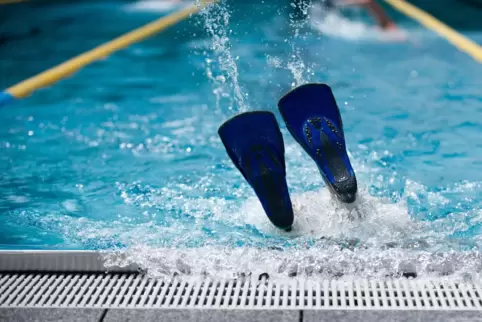 „Flossen weg“: In den Schwimmbädern sind nur Schwimmflossen gern gesehen, die anderen Flossen, also grabschende Hände, sollen we