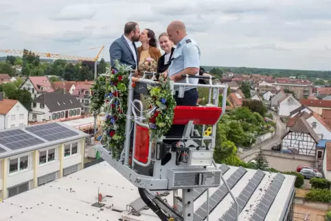 Moritz und Janina Larissa gaben sich vor Pfarrrin Katharina Weber in 32 Metern Höhe das Jawort.