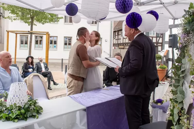 Myriam und Marcus lie&szlig;en sich am Pl&auml;tzel von B&uuml;rgermeister Mike Sch&ouml;nlaub trauen.