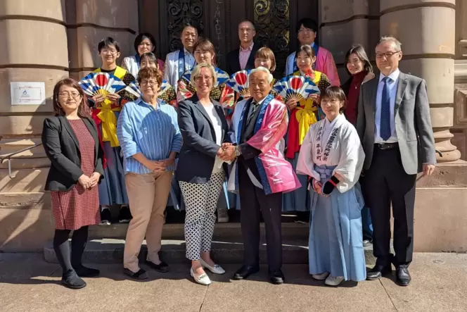 Empfang vor dem Stadthaus: Delegation aus Japan mit Speyerer Gastgebern und der Stadtspitze. Empfang vor dem Stadthaus: Delegation aus Japan mit Speyerer Gastgebern und der Stadtspitze.
