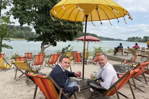 Die Rheinstrand-Macher: Daniel Scholz (links) und Dennis Leschin. 