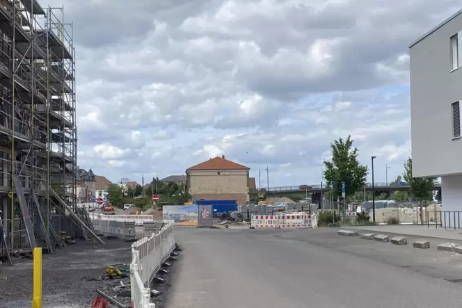 Es mangelt nun doch an Parkplätzen an der Paul-von-Denis-Straße. Es mangelt nun doch an Parkplätzen an der Paul-von-Denis-Straße.