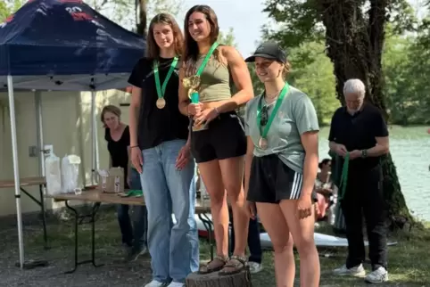 Siegerpodest in Frankreich: Kanutin Britta Jung (links) von den Wsf Zweibrücken belegte beim N2-Finale in Orthez Platz zwei im K