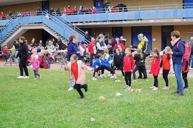 Buntes Treiben im Westpfalzstadion: Beim Bezirksjugendtag der Badisch-Pfälzischen Karnevalvereine sind rund 250 Nachwuchsfasnach