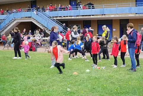 Buntes Treiben im Westpfalzstadion: Beim Bezirksjugendtag der Badisch-Pfälzischen Karnevalvereine sind rund 250 Nachwuchsfasnach