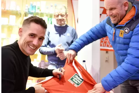 Heimatverbunden: Philipp Klement bei einer Autogrammstunde während der Weinkaufsnacht 2023 in Bad Dürkheim. 