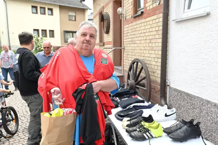 Ralf Diemer, Vorsitzender der FCK-Fanregion Ludwigshafen-Neustadt-Bergstra&szlig;e, hat sich eingedeckt. 