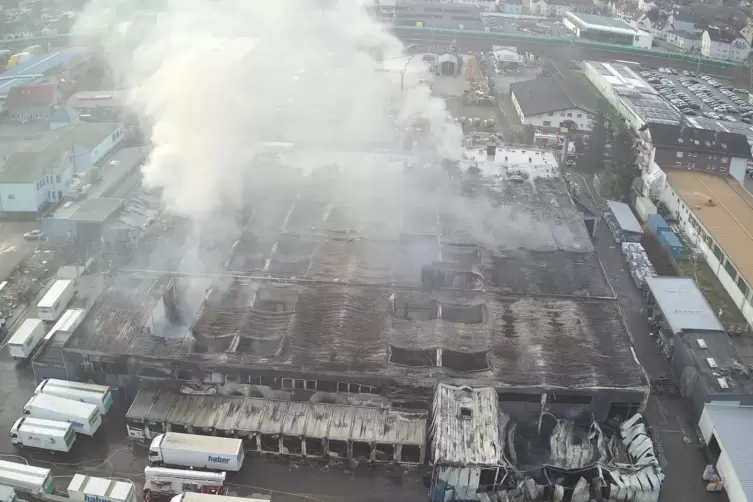 Beim Gro&szlig;brand der Industriew&auml;scherei herrschte im Dezember Ausnahmezustand in Landstuhl. 