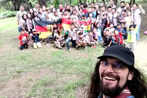 Die Familie machte immer wieder Halt bei lokalen Pfadfindergruppen. Hier ist Sebastian Schmitt in Bolivien.