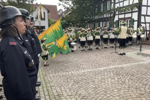 Der Fanfaren- und Spielmannszug Schaidt ließ den „Großen Zapfenstreich“ erklingen. 