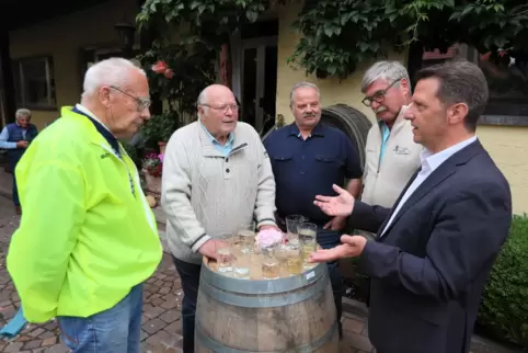 Im Weingut Sonnenhof in Bockenheim konnten Besucher mit dem VG-Bürgermeister und erneutem Kandidaten für das Amt, Frank Rüttger 