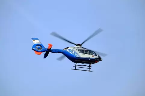 Auch in Waldsee im Einsatz: ein Polizeihubschrauber. 