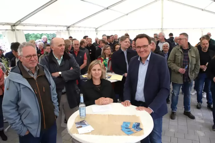 Umweltministerin Katrin Eder und B&uuml;rgermeister Matthias Schardt bei der &Uuml;bergabe des Leimersheimer Sch&ouml;pfwerks. 