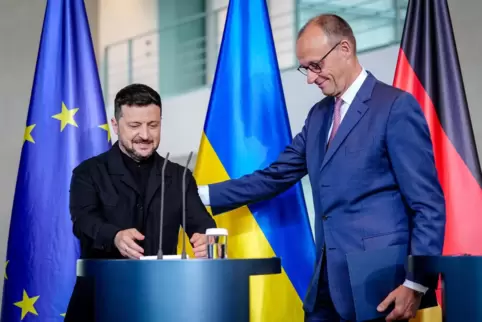 Freundschaftlich verbunden: Kanzler Friedrich Merz begrüßt in Berlin seinen Gast Wolodymyr Selenskyj. 