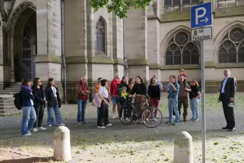 Einer der Hitze-Brennpunkte der Stadt: der Platz an der Gedächtniskirche. Petra Moser (Vierte von rechts) hat bei einer „Klima-R