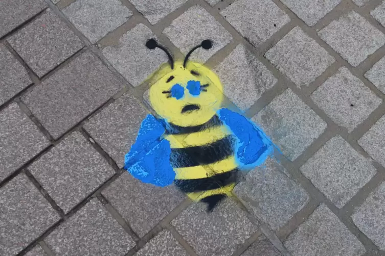 Ob an der Ged&auml;chtniskirche oder auf dem Domplatz (hier im Bild): Bienen finden nur wenig Nahrung in Form von Bl&uuml;tennektar und Po