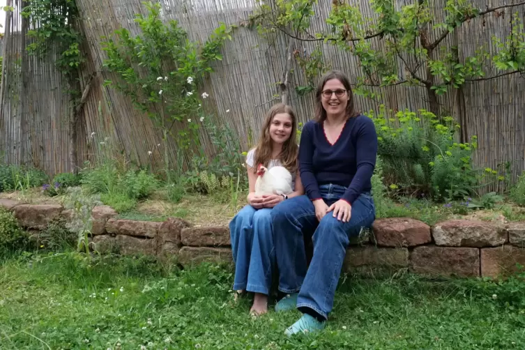Genie&szlig;en selbstgeschaffene Schattenpl&auml;tze in ihrem Garten in der Petronia-Steiner-Stra&szlig;e (von rechts): Katharina und Clara Leske
