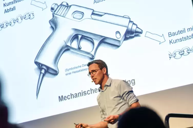 Martin Scheuble erkl&auml;rte, warum viel M&uuml;ll nicht in die M&uuml;lltonne, sondern in eine Schatzkiste geh&ouml;rt. 