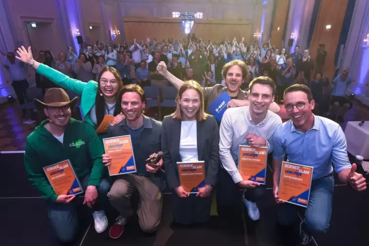 Siegerehrung beim ersten Science Slam der BASF SE vor einem begeisterten Publikum.