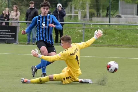 Torhüter Leon Hoffmann in einem Spiel der Mainzer in Speyer. 