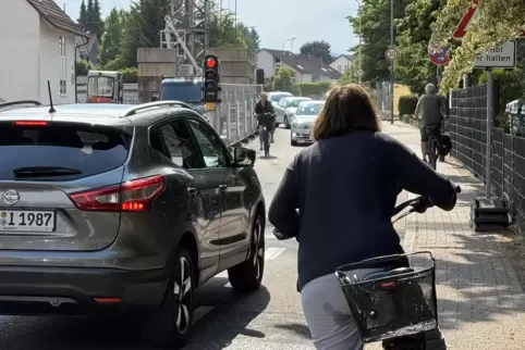 Eine Ampel regelt seit Monaten den Verkehr in der Annweilerstraße. 
