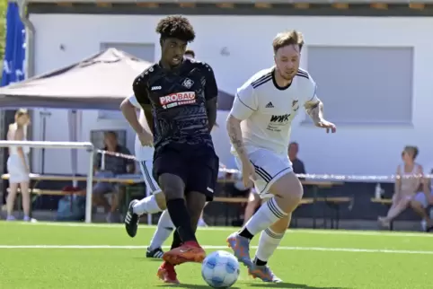 Tut sich noch etwas schwer in der Ersten: Martin Amoako (links) für Arminia Ludwigshafen II gegen TSV Eppstein.