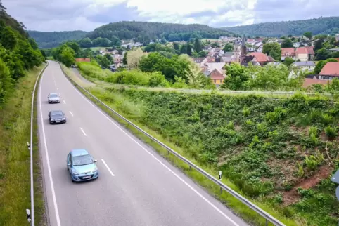 Blick von der Brücke beim Jugenddorf Sickingen auf die B270 in Höhe von Waldfischbach-Burgalben. Auf dieser geraden Strecke erei
