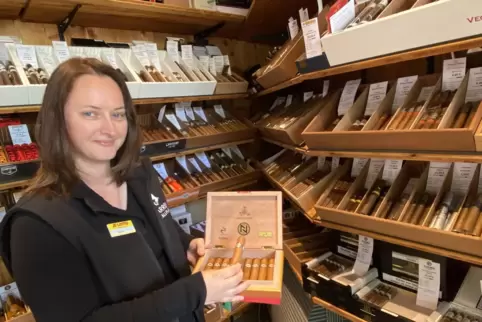 Im begehbaren Humidor bei Sabine Bundrück gibt es Kuba-Zigarren der Marke Montecristo Year of the Dragon für 80 Euro das Stück z Im begehbaren Humidor bei Sabine Bundrück gibt es Kuba-Zigarren der Marke Montecristo Year of the Dragon für 80 Euro das Stück z