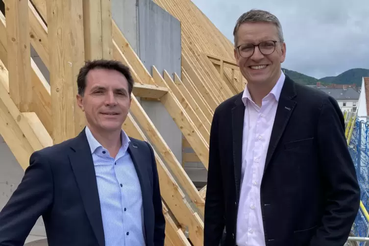 Investor Felix Pfirrmann (links) und Baudezernent Bernhard Adams beim Baustellenrundgang. 