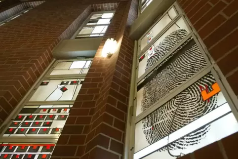 Fenster der Friedenskirche Wörth: Die Kirchengemeinde ist im vergangenen Jahr mit der anderen Gemeinde der Stadt, der Christuski