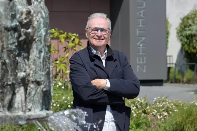 Clemens Bengert – hier vor dem Weiberbratenbrunnen in Berghausen – fühlt sich mit seiner Heimat eng verbunden.