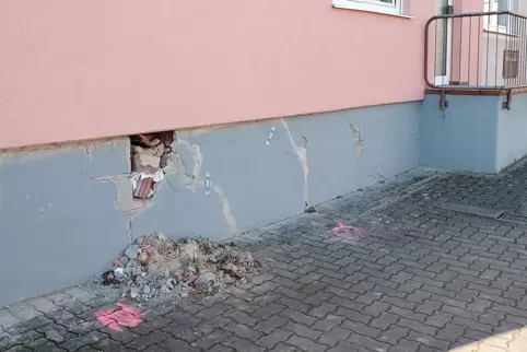 Diese Risse haben sich an der Außenwand des Hauses Schillerstraße 5 aufgetan. 