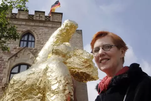 Christiane Maether 2007 mit ihrer zum 175. Jahrestag des Hambacher Festes vor dem Schloss platzierten „Vorbotin“. 
