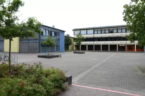 Der Verdächtige wurde in der Nähe der Grundschule von der Polizei aufgegriffen. 